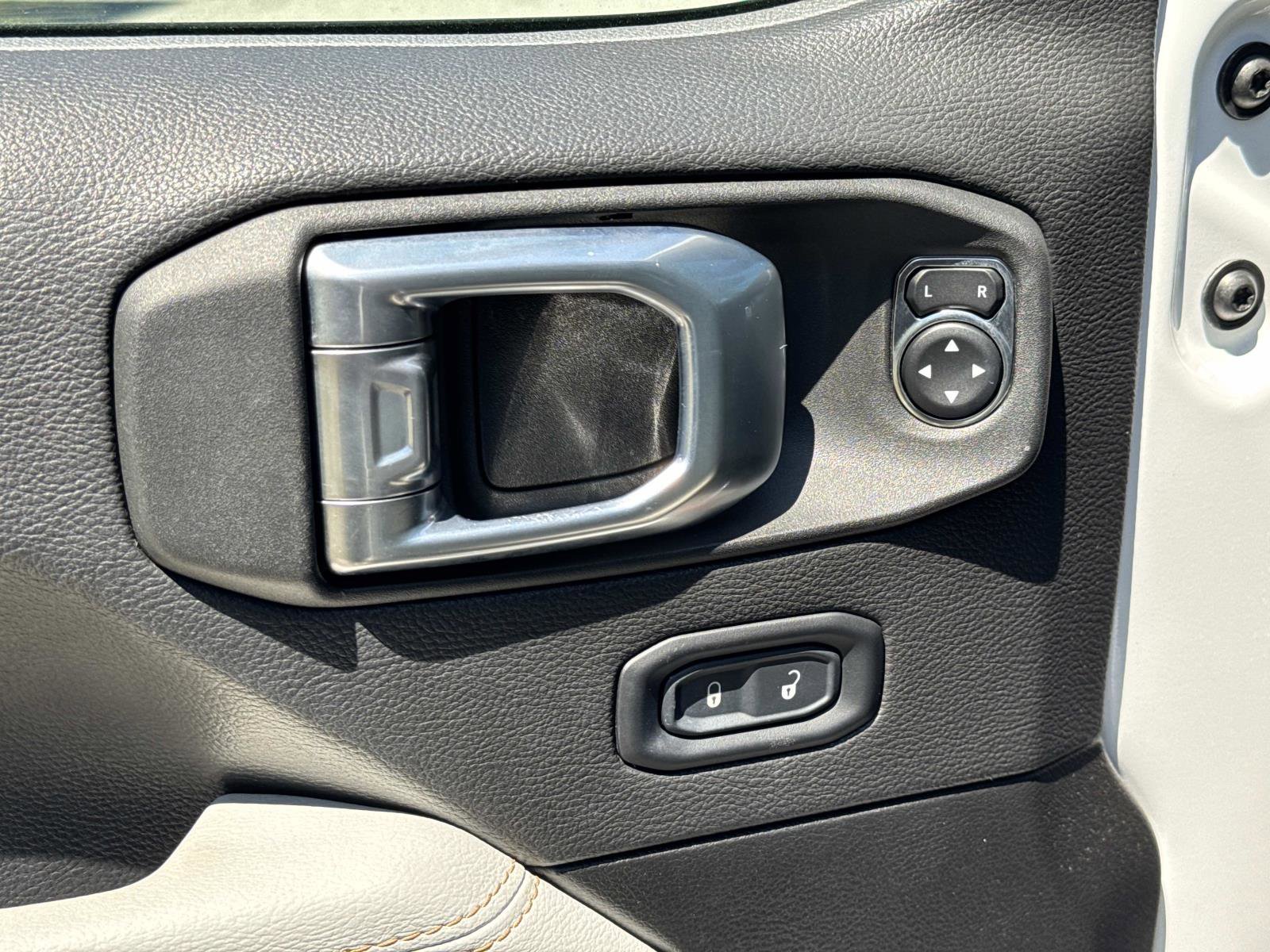 Used 2022 Jeep Wrangler Unlimited Sahara AWD/4WD image 18