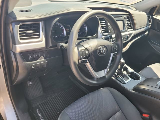 Used 2019 Toyota Highlander LE AWD/4WD image 9