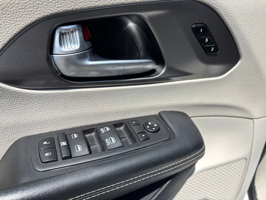 Used 2024 Chrysler Pacifica Touring-L FWD image 20