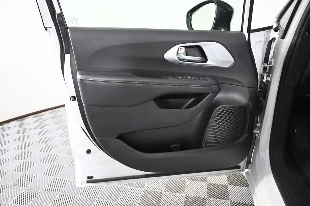 Used 2024 Chrysler Pacifica Touring FWD image 19
