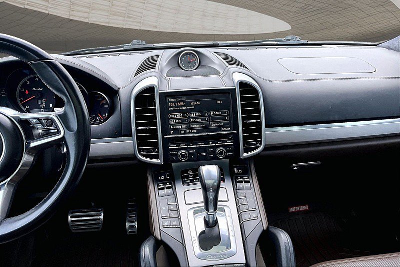 Used 2016 Porsche Cayenne Turbo S AWD/4WD image 5