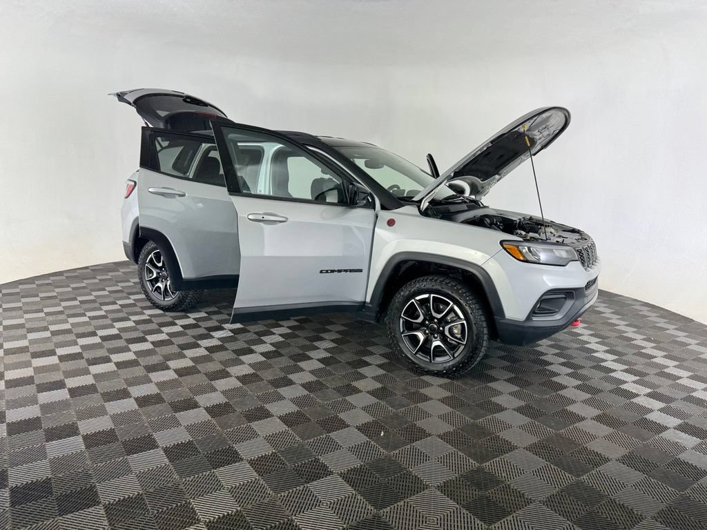 Used 2025 Jeep Compass Trailhawk AWD/4WD image 11