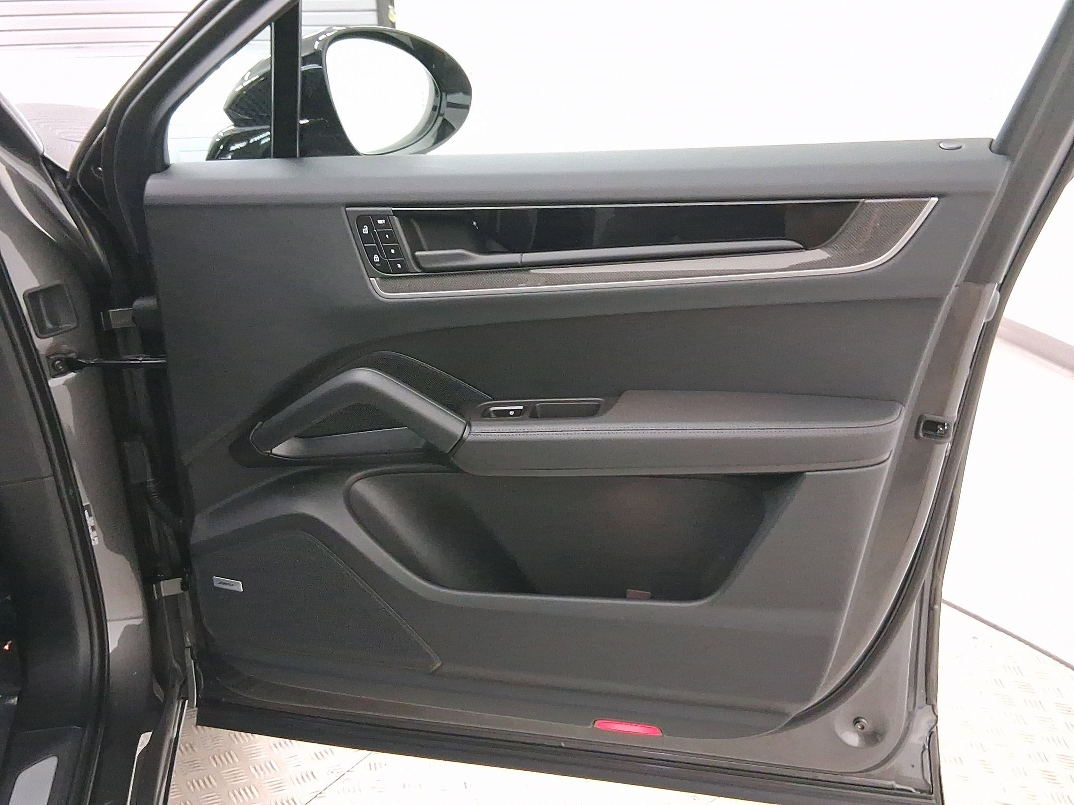 Used 2026 Porsche Cayenne Coupe image 33