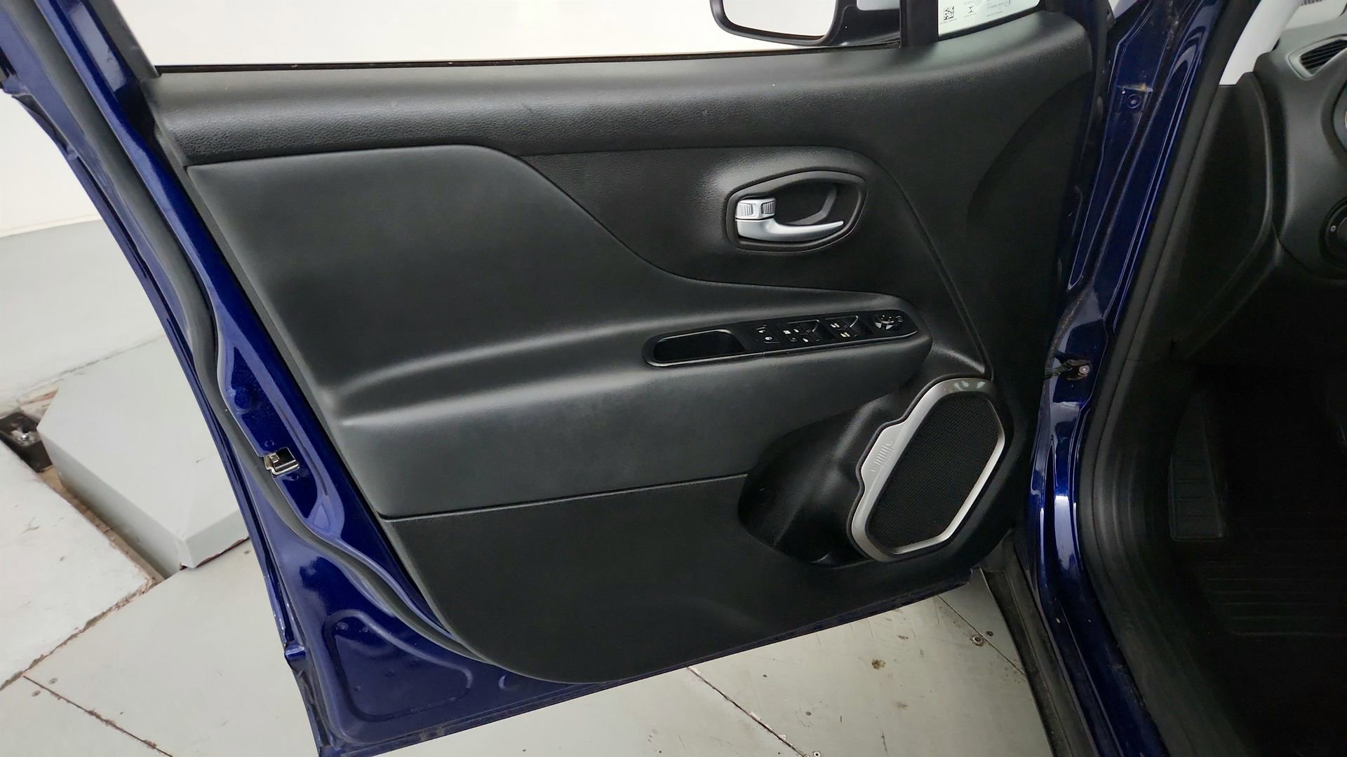 Used 2018 Jeep Renegade Limited w/ UConnect 8.4 Nav Group AWD/4WD image 17