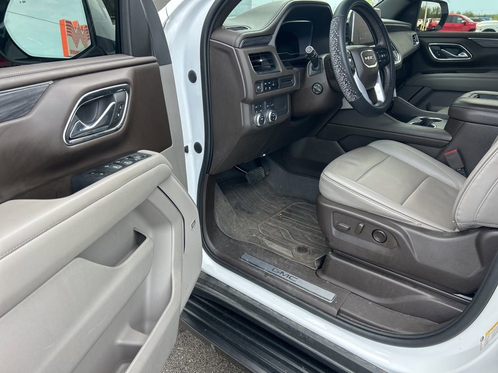 Used 2023 GMC Yukon XL SLT w/ SLT Luxury Package image 8