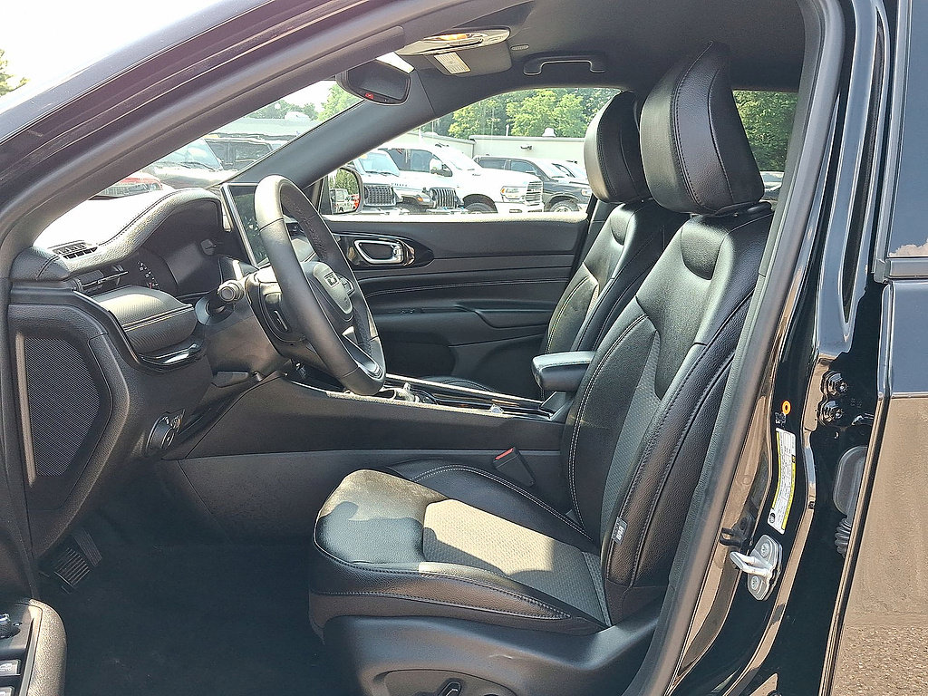 Used 2024 Jeep Compass Latitude w/ Convenience Group AWD/4WD image 17