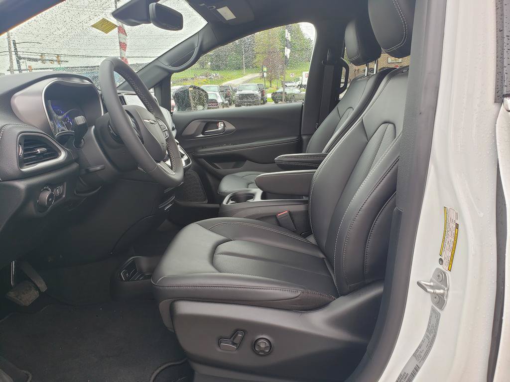 New 2026 Chrysler Pacifica Select AWD/4WD image 11