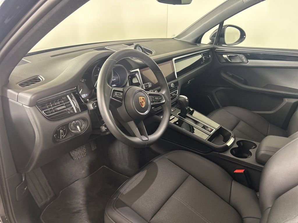 Certified 2025 Porsche Macan image 4