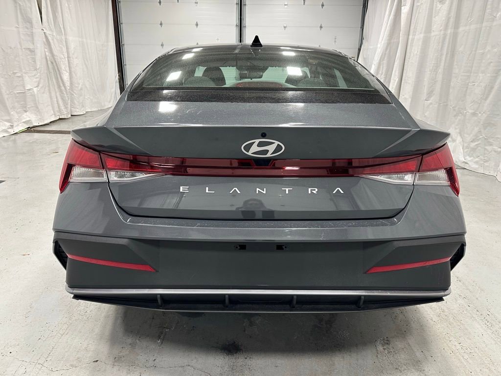 Used 2025 Hyundai Elantra SE image 6