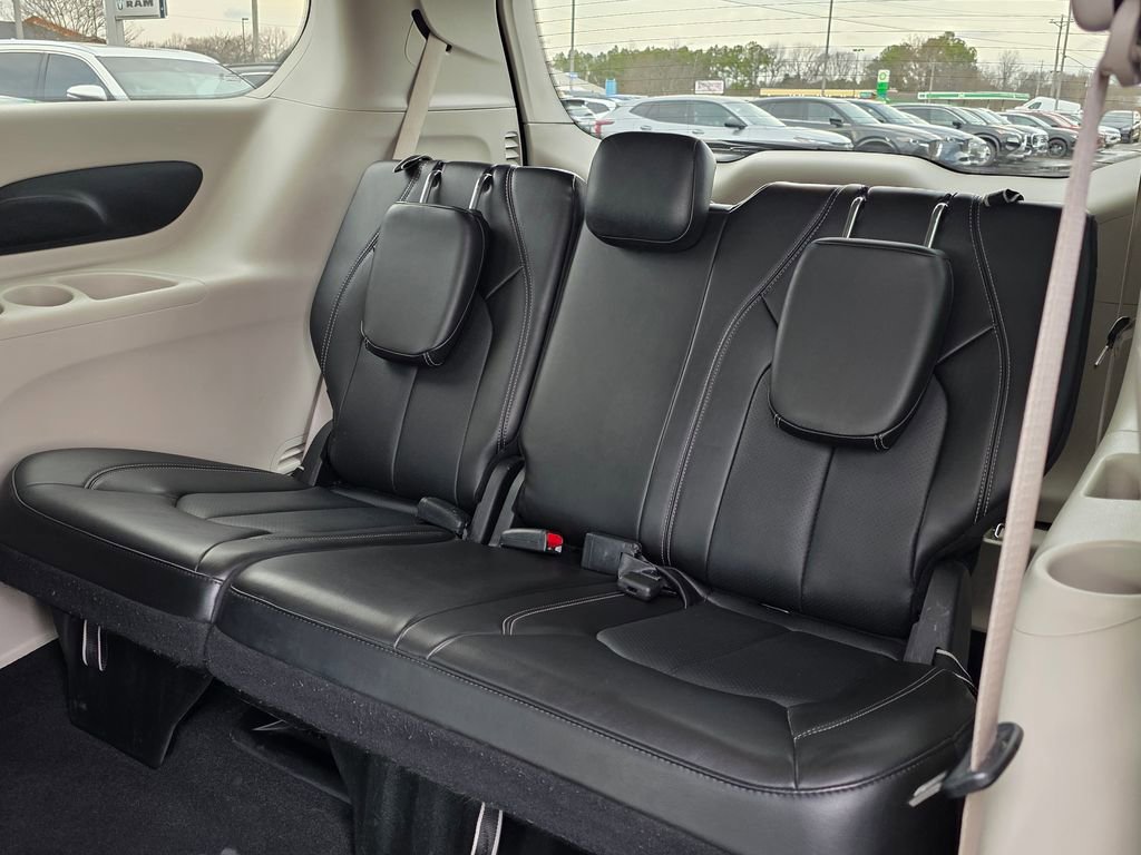 Used 2024 Chrysler Pacifica Touring-L image 31