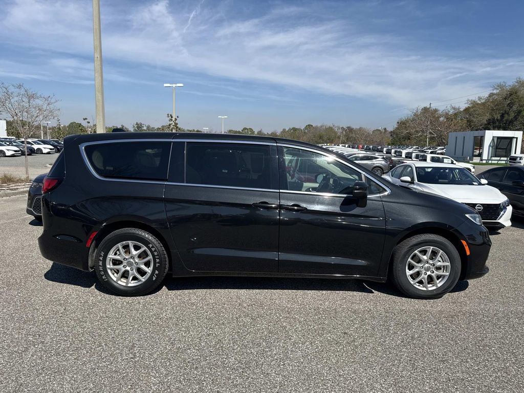 Used 2023 Chrysler Pacifica Touring-L FWD image 2