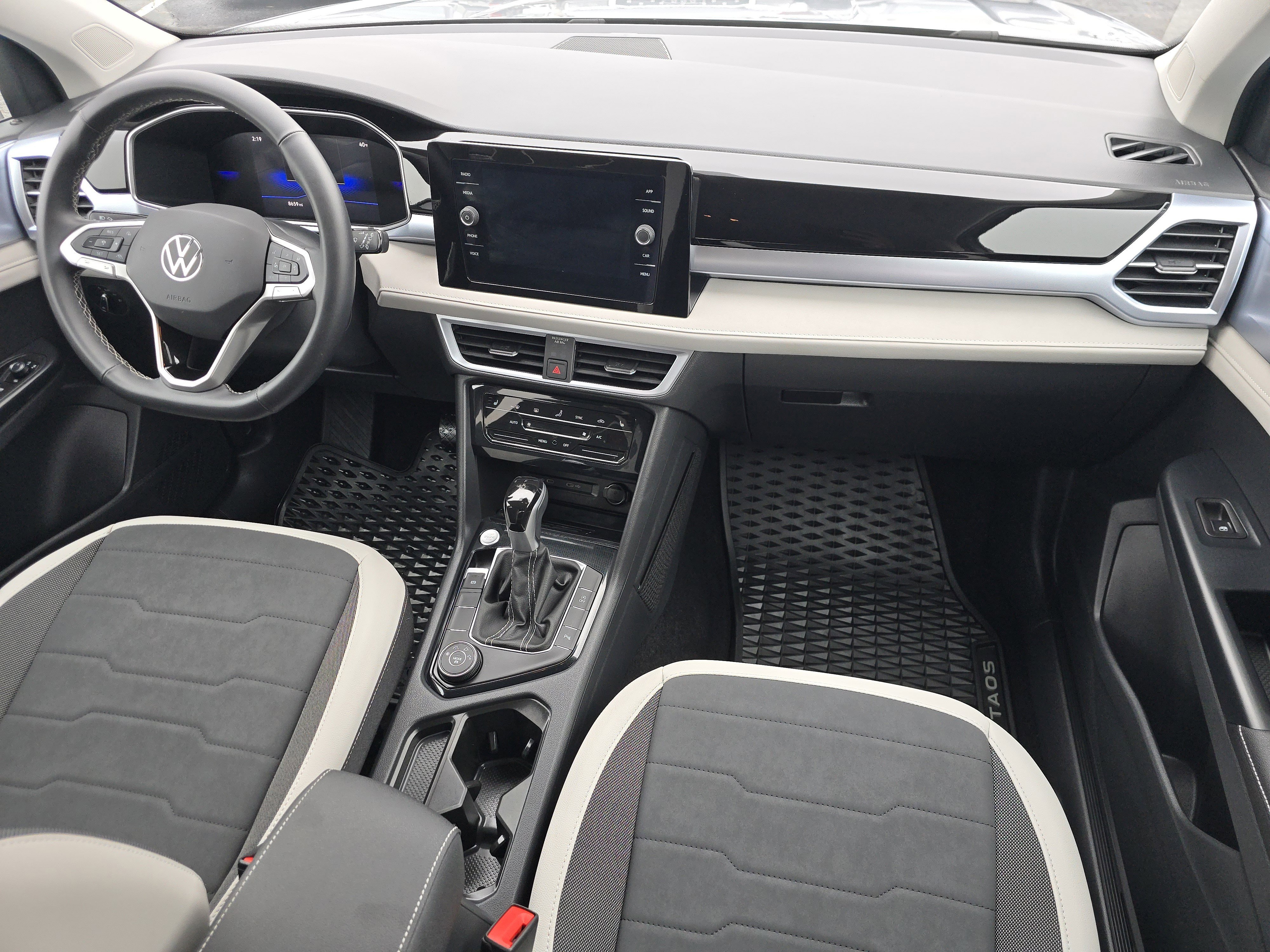 New 2025 Volkswagen Taos SE image 18