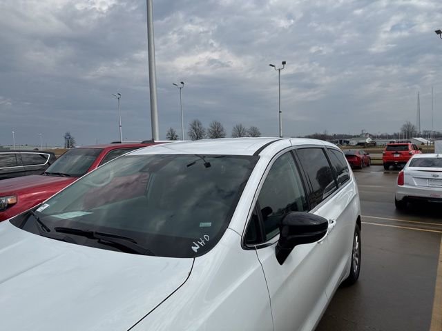 Used 2024 Chrysler Pacifica Touring-L image 36