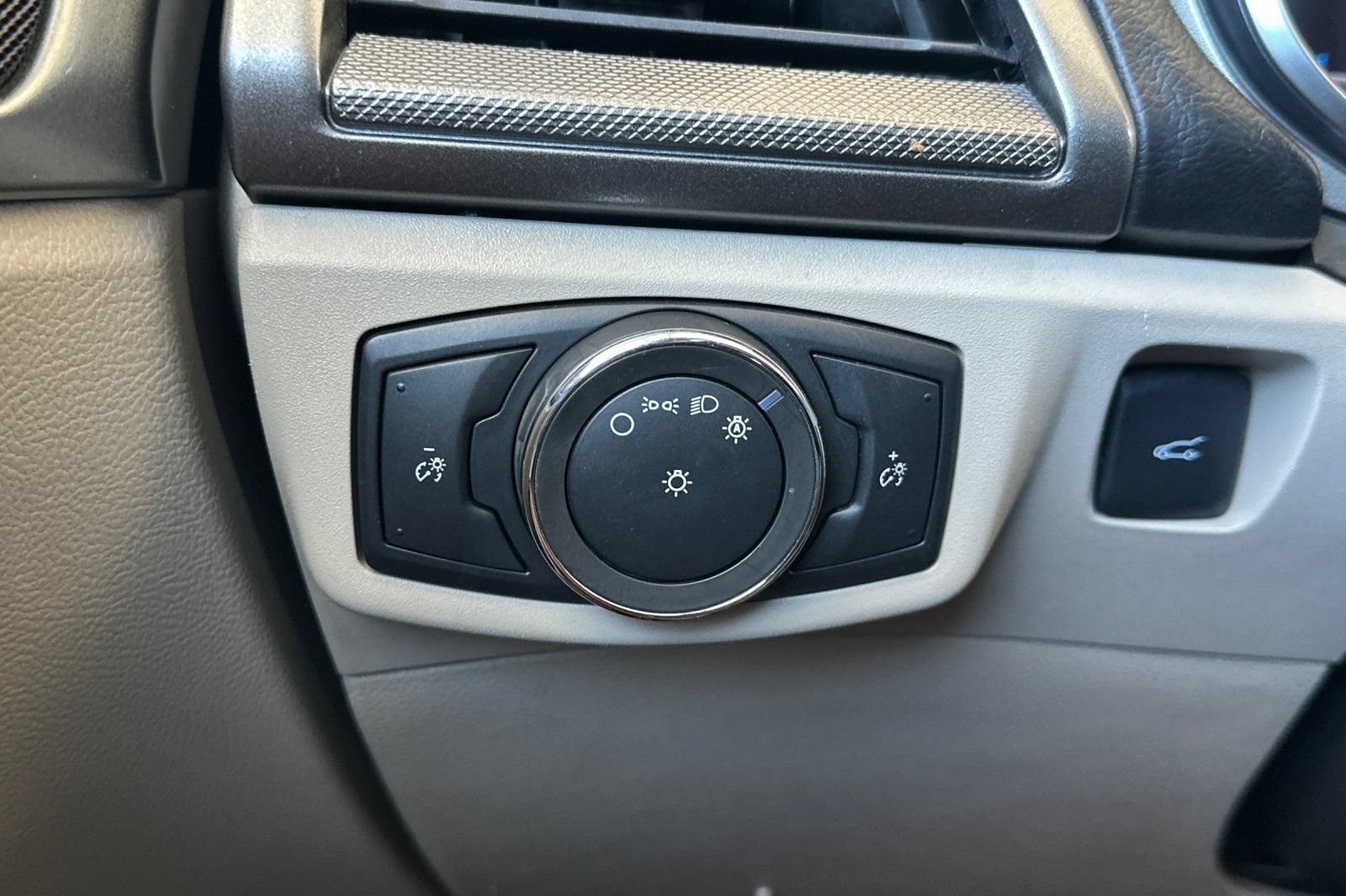 Used 2017 Ford Fusion SE w/ Fusion SE Technology Package FWD image 28