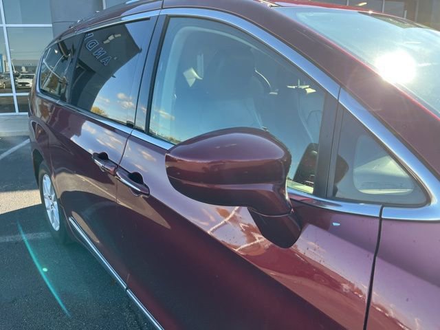Used 2020 Chrysler Pacifica Touring-L image 6