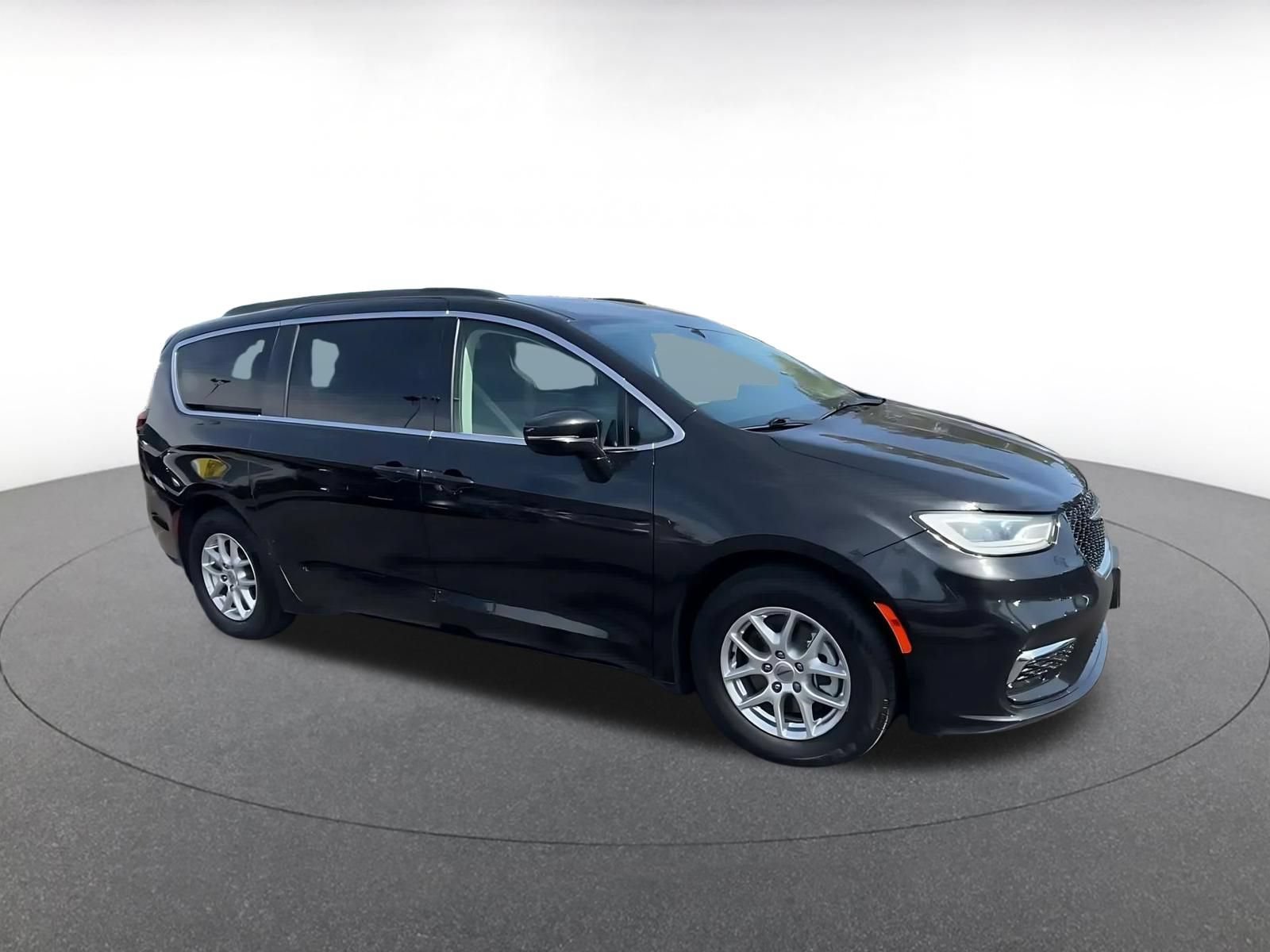 Used 2022 Chrysler Pacifica Touring-L FWD image 2