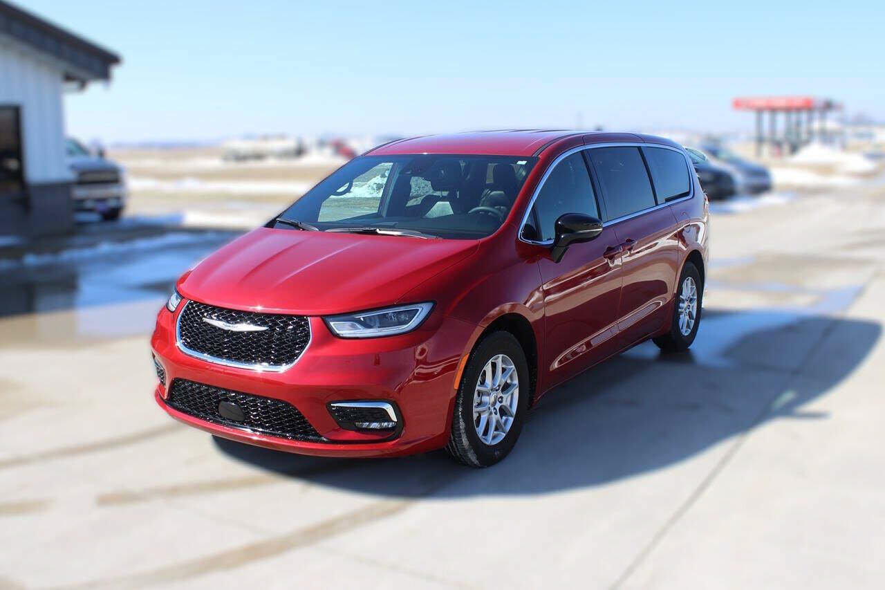 Used 2025 Chrysler Pacifica Select