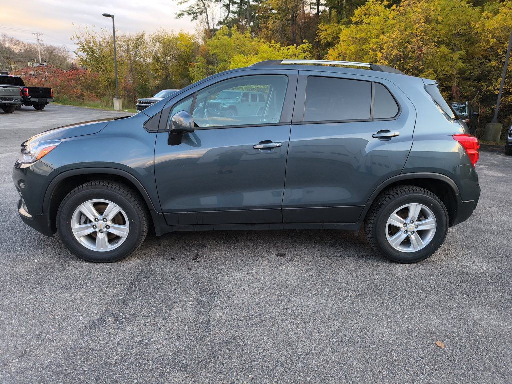 Used 2022 Chevrolet Trax LT w/ LT Convenience Package AWD/4WD image 2
