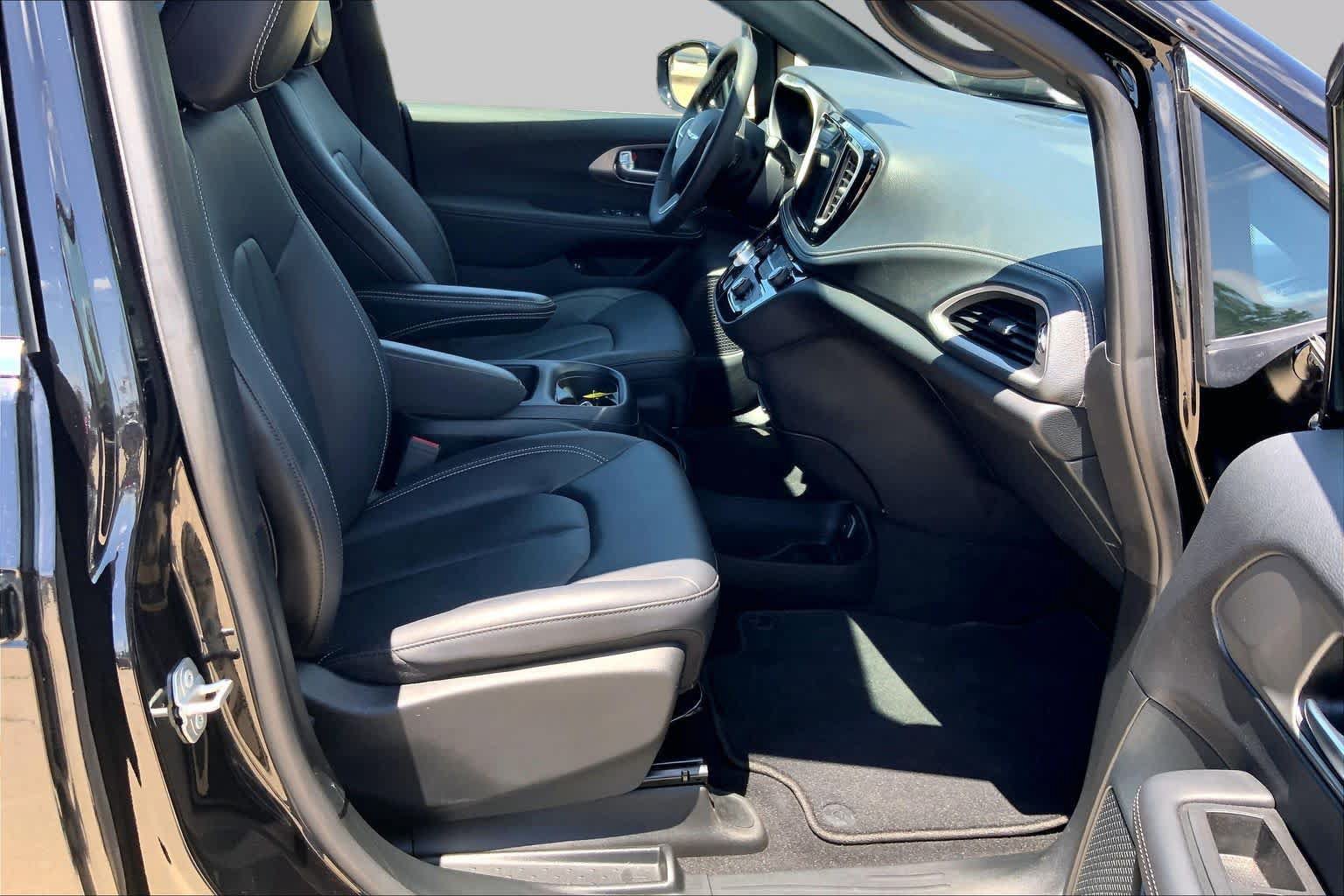 Used 2025 Chrysler Pacifica Select FWD image 9