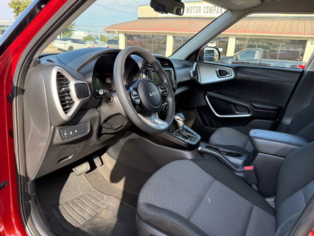 Used 2023 Kia Soul LX w/ LX Technology Package FWD image 12