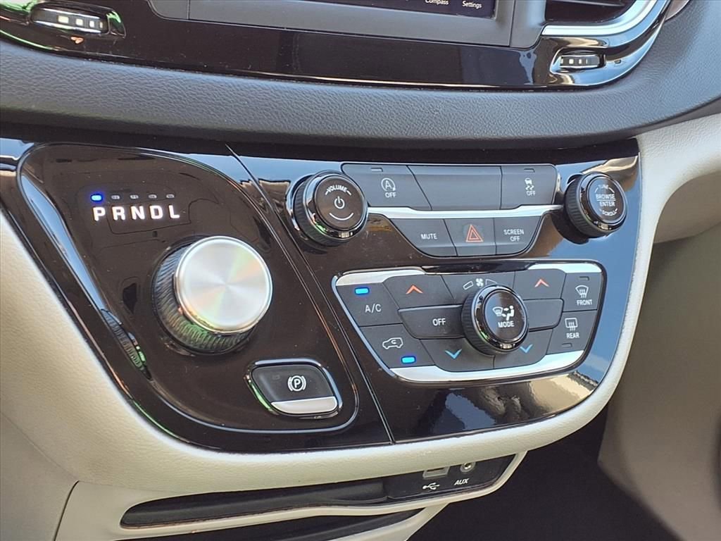 Used 2020 Chrysler Voyager Lxi image 13