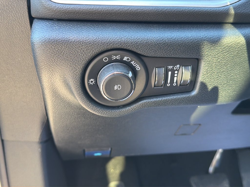 Used 2026 Chrysler Pacifica Select FWD image 20