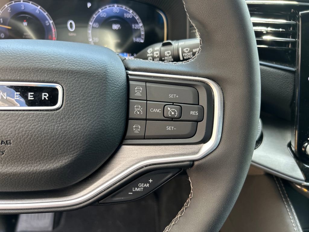 Used 2025 Jeep Wagoneer 4WD image 23