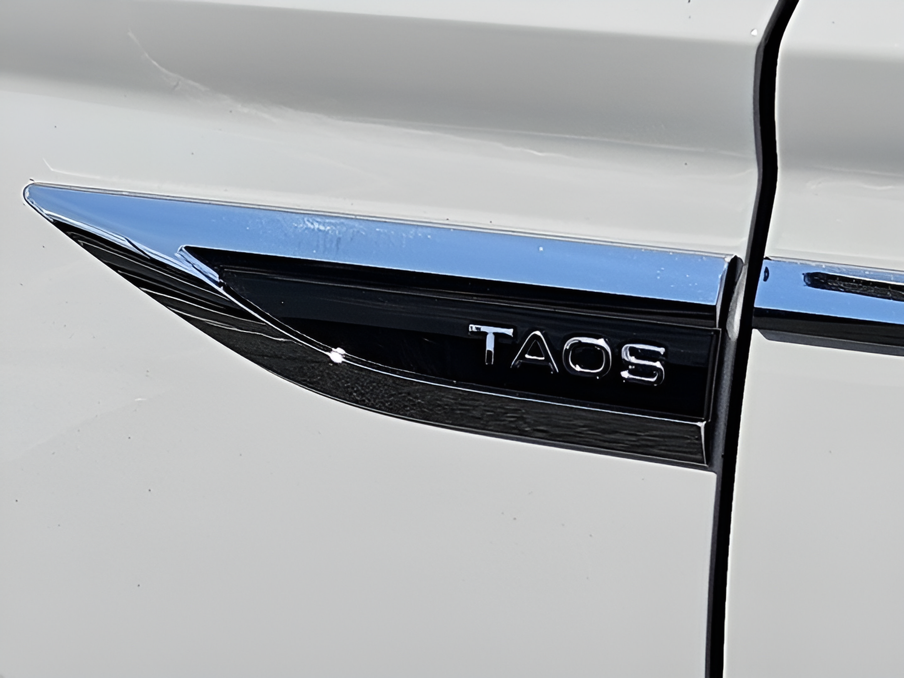 Used 2023 Volkswagen Taos SE w/ Panoramic Sunroof Package FWD image 32