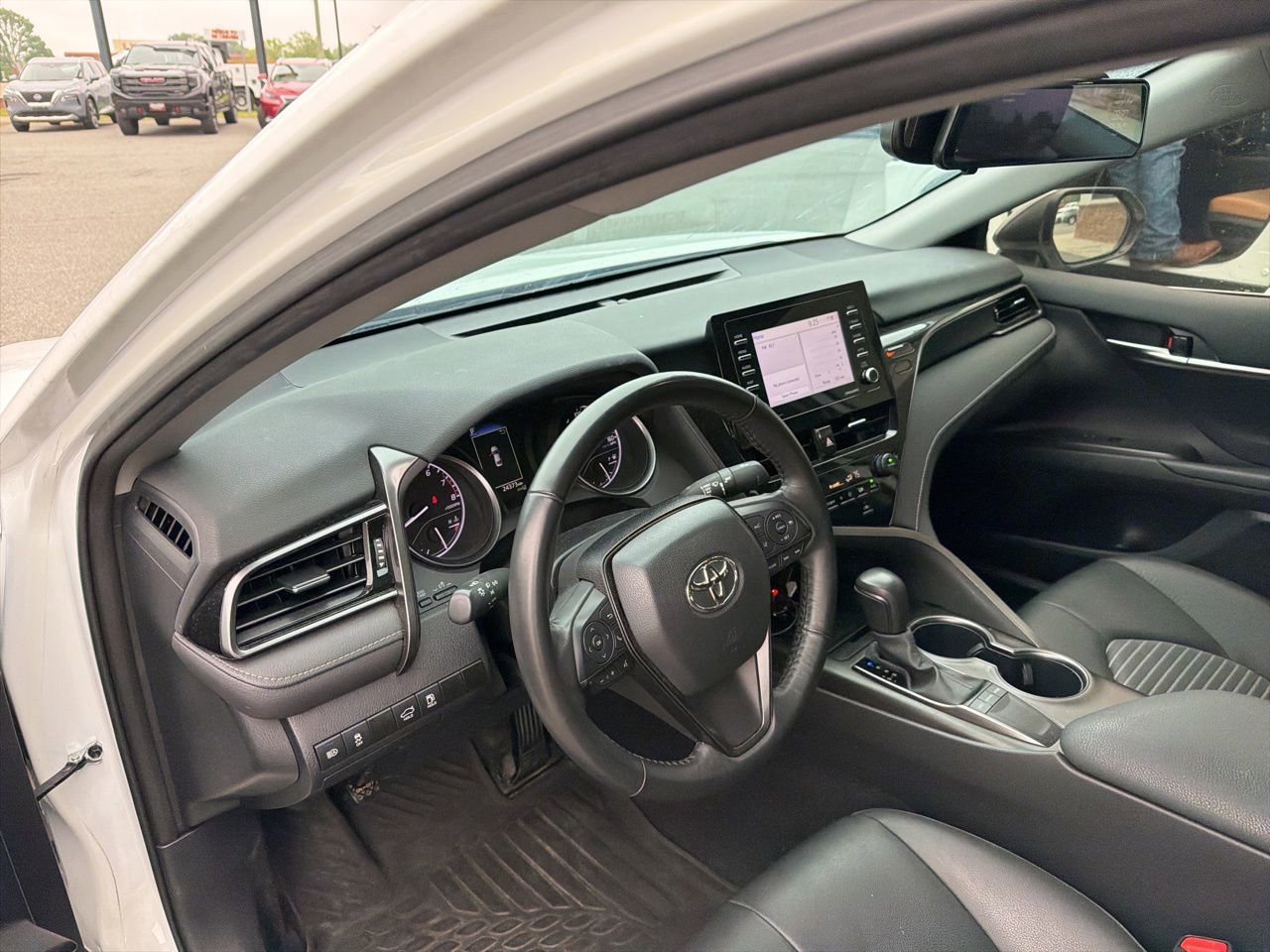 Used 2024 Toyota Camry SE w/ Convenience Package FWD image 4