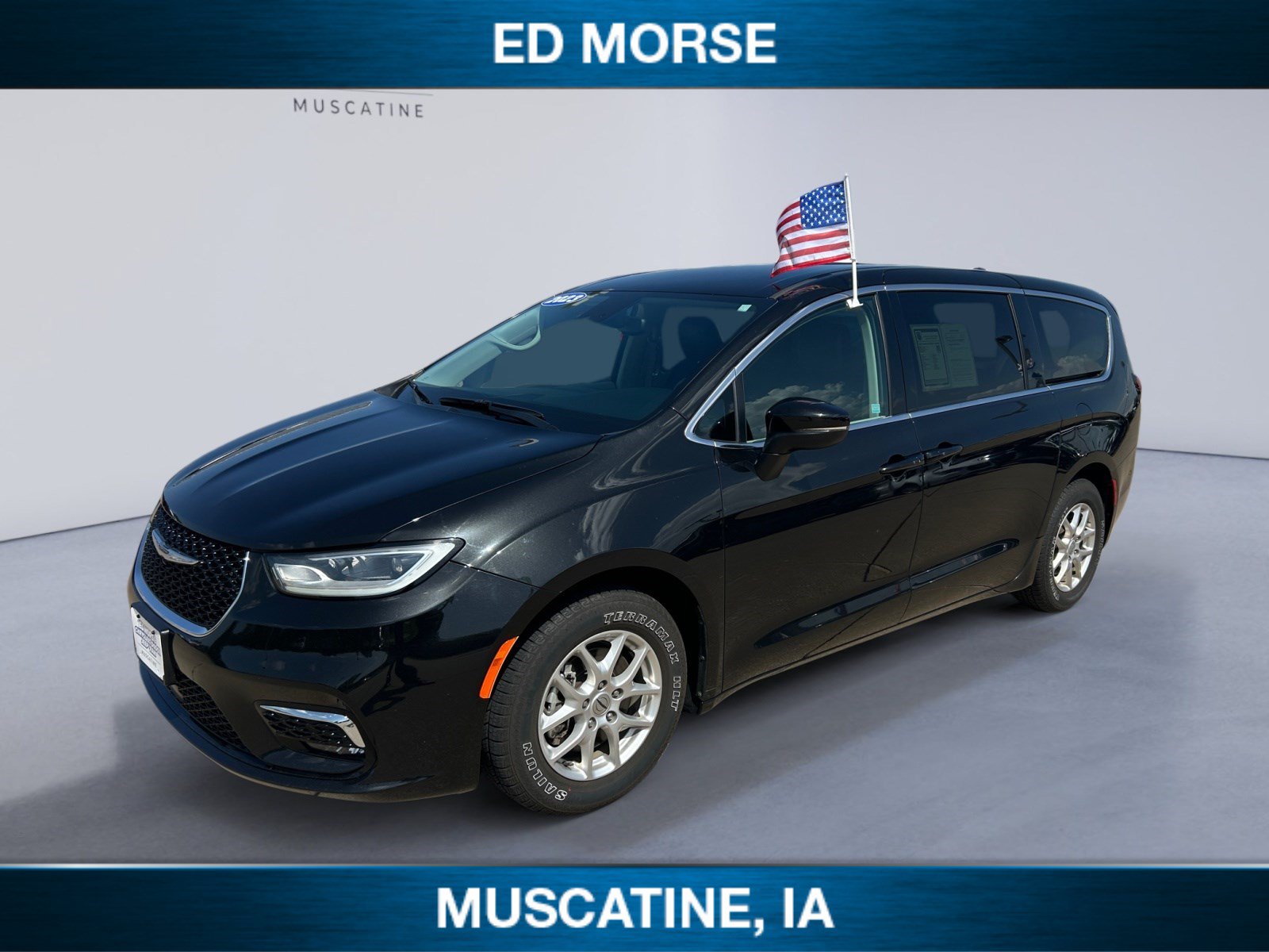 Used 2023 Chrysler Pacifica Touring-L FWD image 1