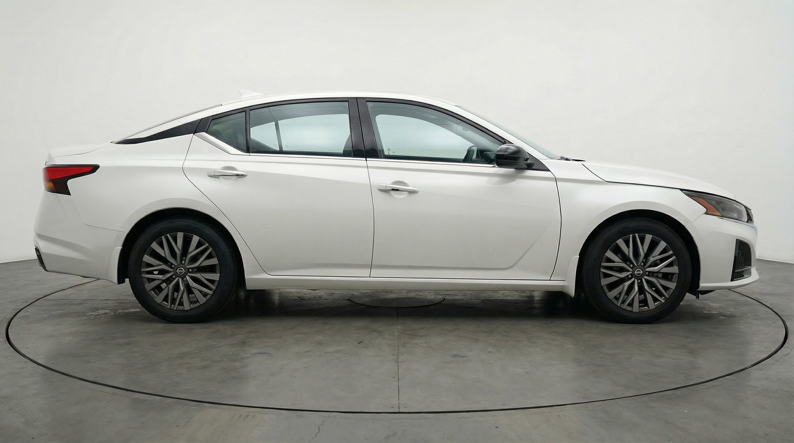 Used 2025 Nissan Altima 2.5 SV FWD image 11