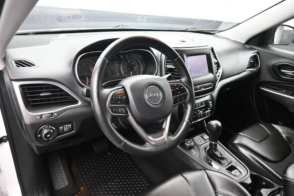 Used 2019 Jeep Cherokee Latitude Plus w/ Cold Weather Group AWD/4WD image 13