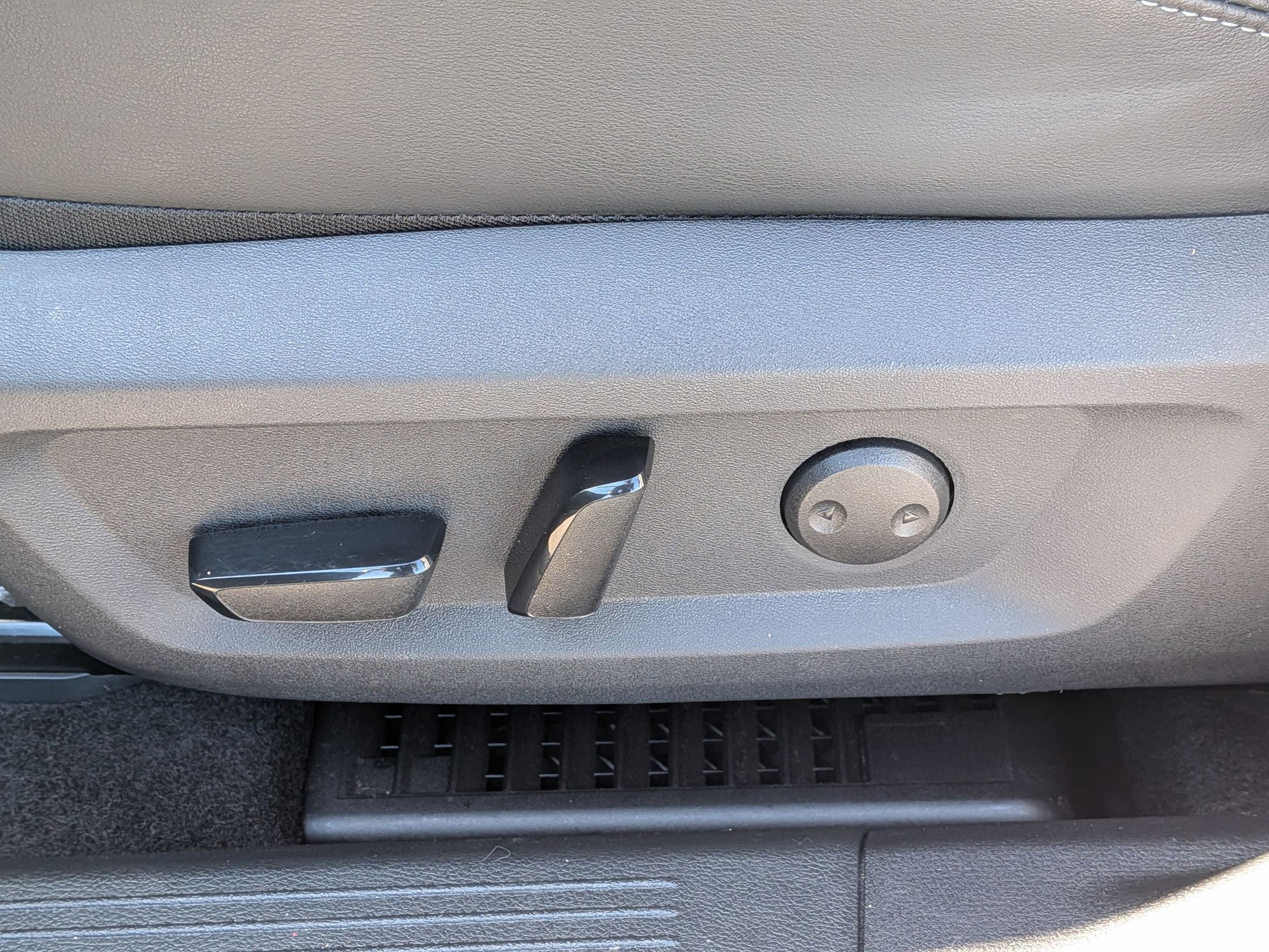 Used 2025 Nissan Rogue Platinum FWD image 16