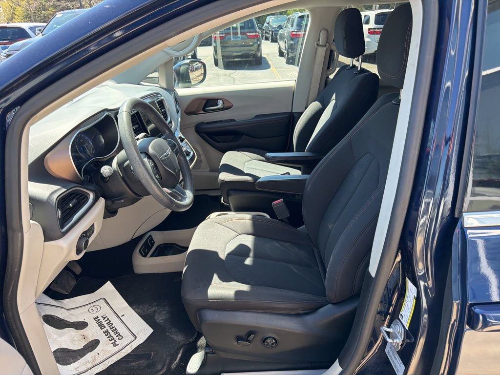 Used 2017 Chrysler Pacifica Touring FWD image 7