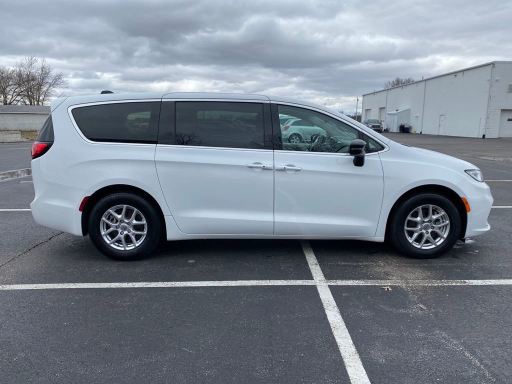 Used 2024 Chrysler Pacifica Touring-L image 8