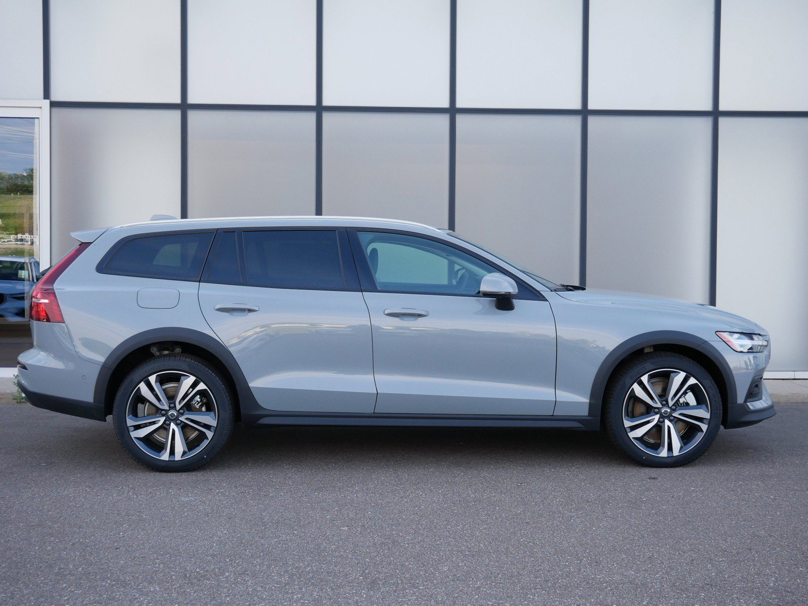 New 2026 Volvo V60 B5 Cross Country Plus w/ Climate Package AWD/4WD image 2