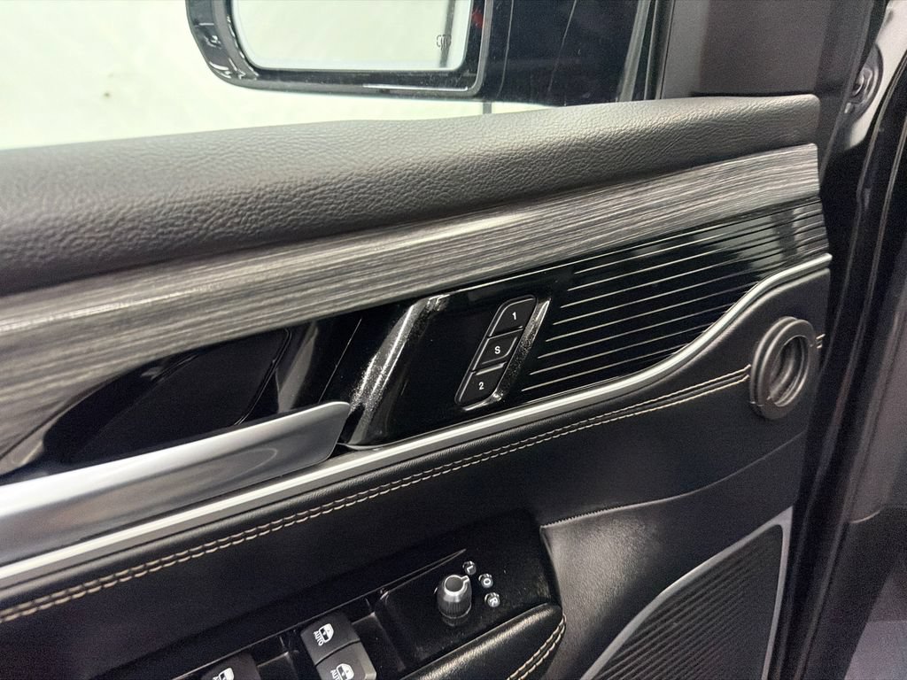 Used 2024 Jeep Wagoneer L Series II RWD image 12