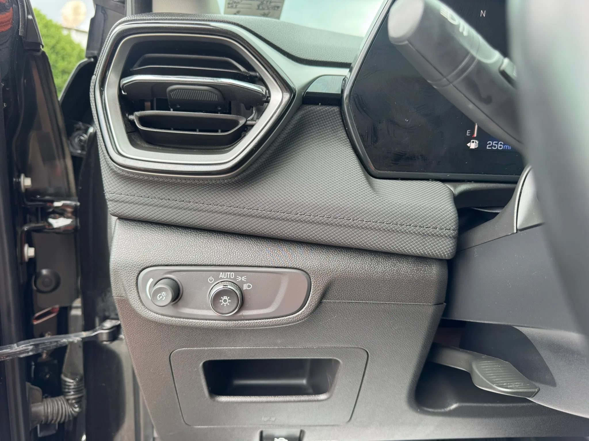 Used 2025 Chevrolet TrailBlazer LT w/ LT Cold Weather Package FWD image 26