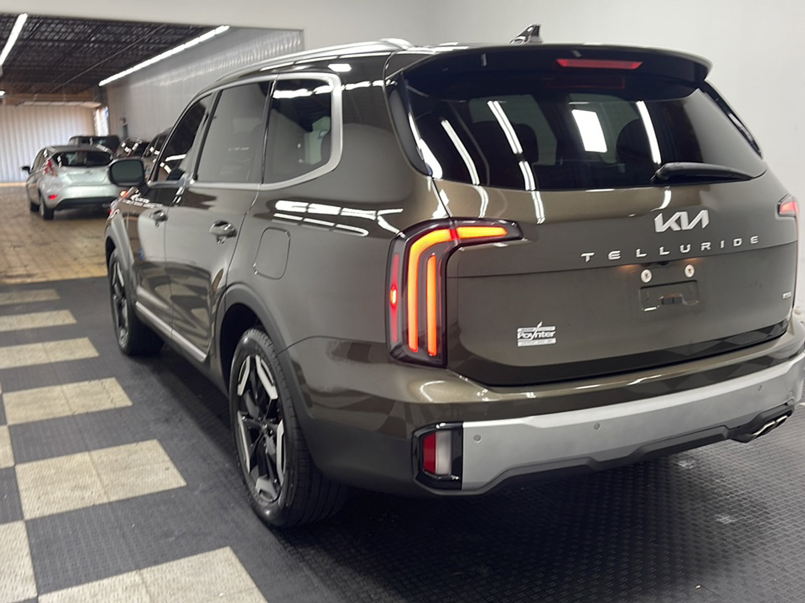 Used 2024 Kia Telluride EX w/ EX Captain's Chair Package AWD/4WD image 17
