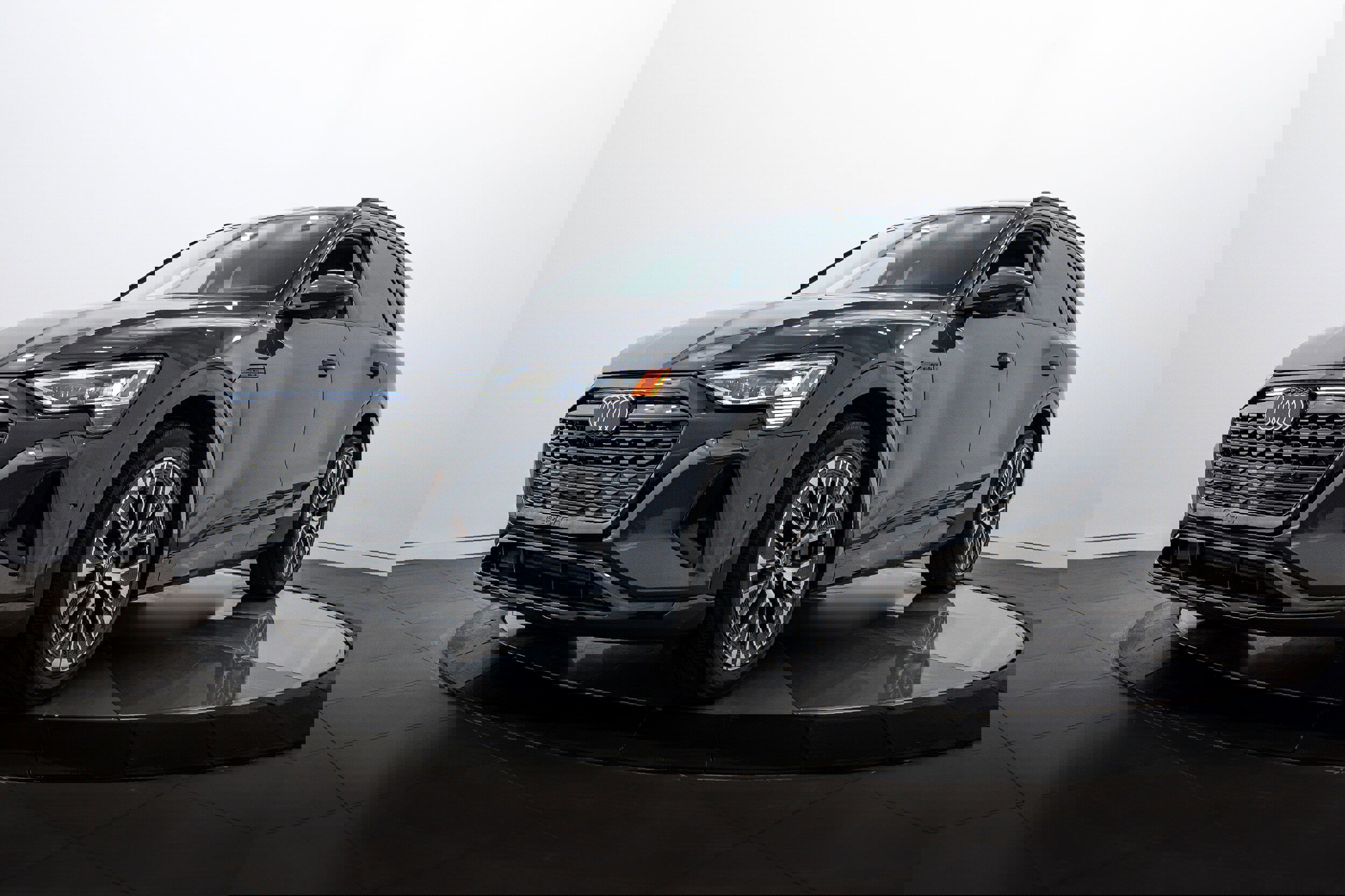 Certified 2024 Audi Q8 e-tron Prestige image 6