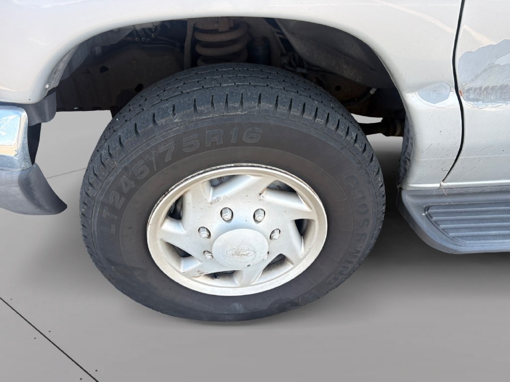 Used 2006 Ford E-350 and Econoline 350 XL RWD image 2