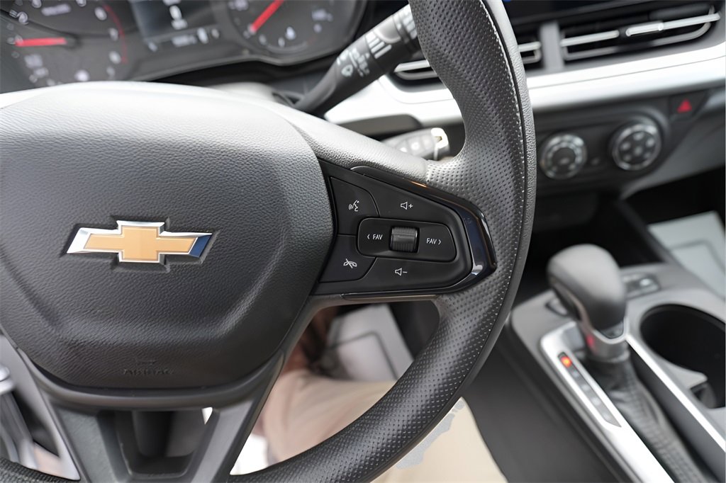 Used 2025 Chevrolet Trax LS w/ LS Convenience Package image 26