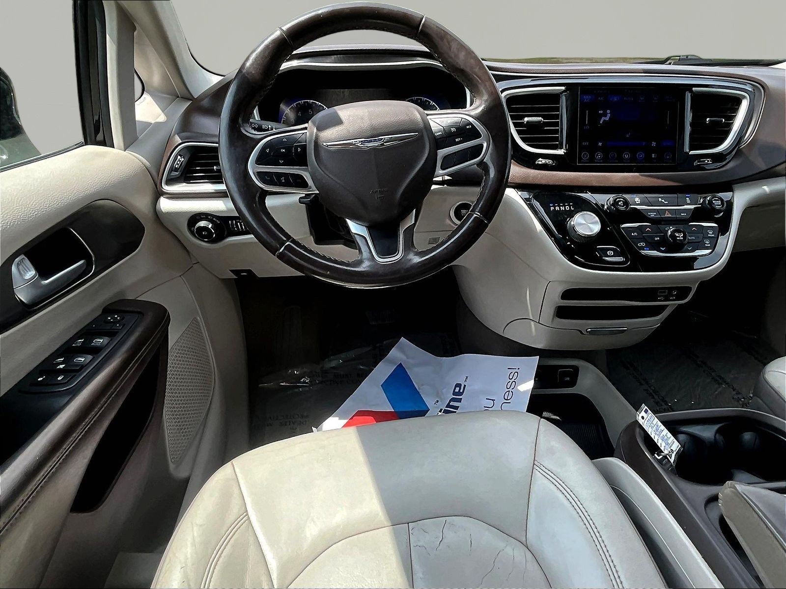 Used 2017 Chrysler Pacifica Touring-L FWD image 16