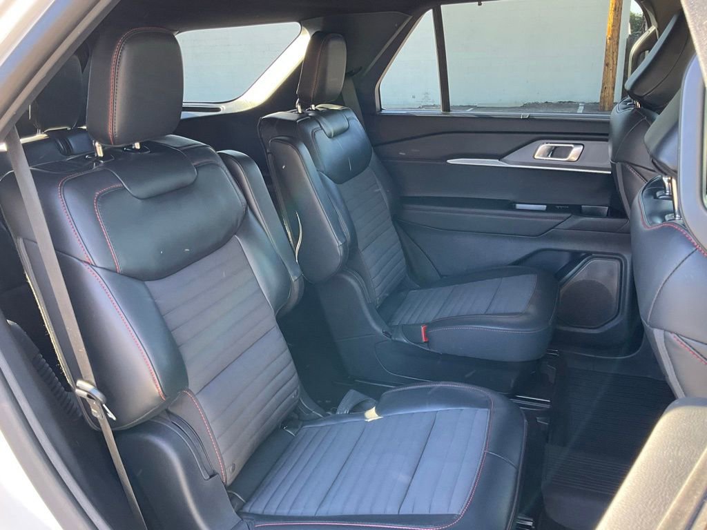 Certified 2025 Ford Explorer ST-Line w/ Premium Package image 27