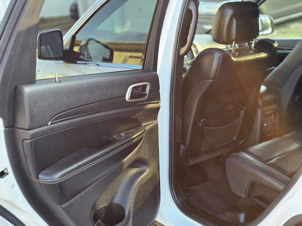 Used 2017 Jeep Grand Cherokee Limited image 18