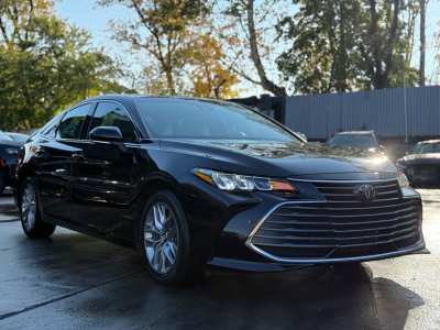 Used 2019 Toyota Avalon XLE w/ Moonroof Package FWD image 1