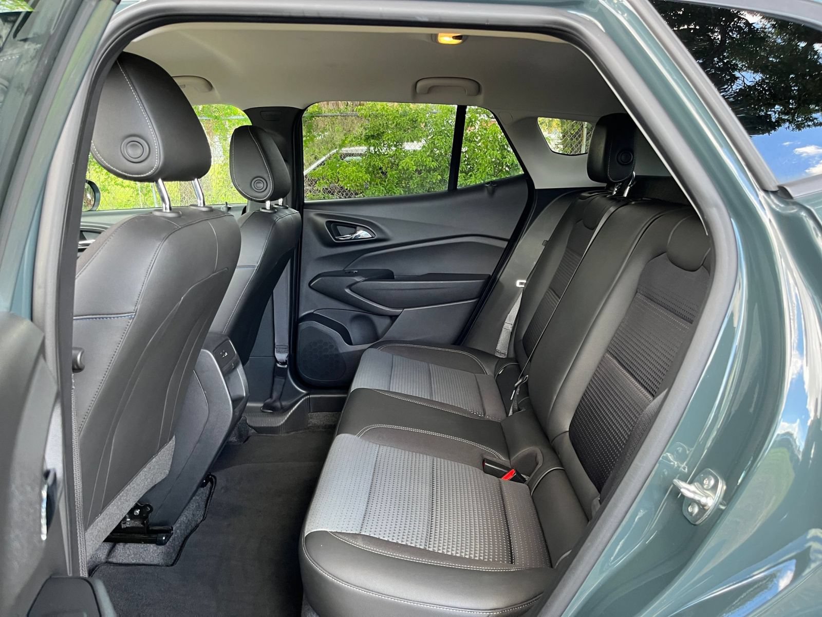 Used 2025 Chevrolet Trax LT w/ LT Convenience Package FWD image 22