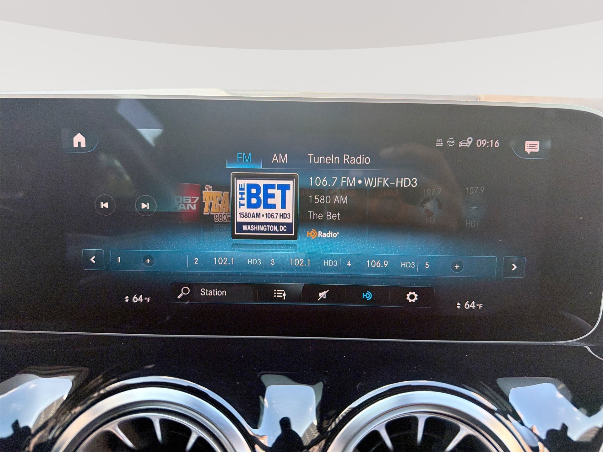 Used 2021 Mercedes-Benz GLA 250 4MATIC w/ Premium Package image 12