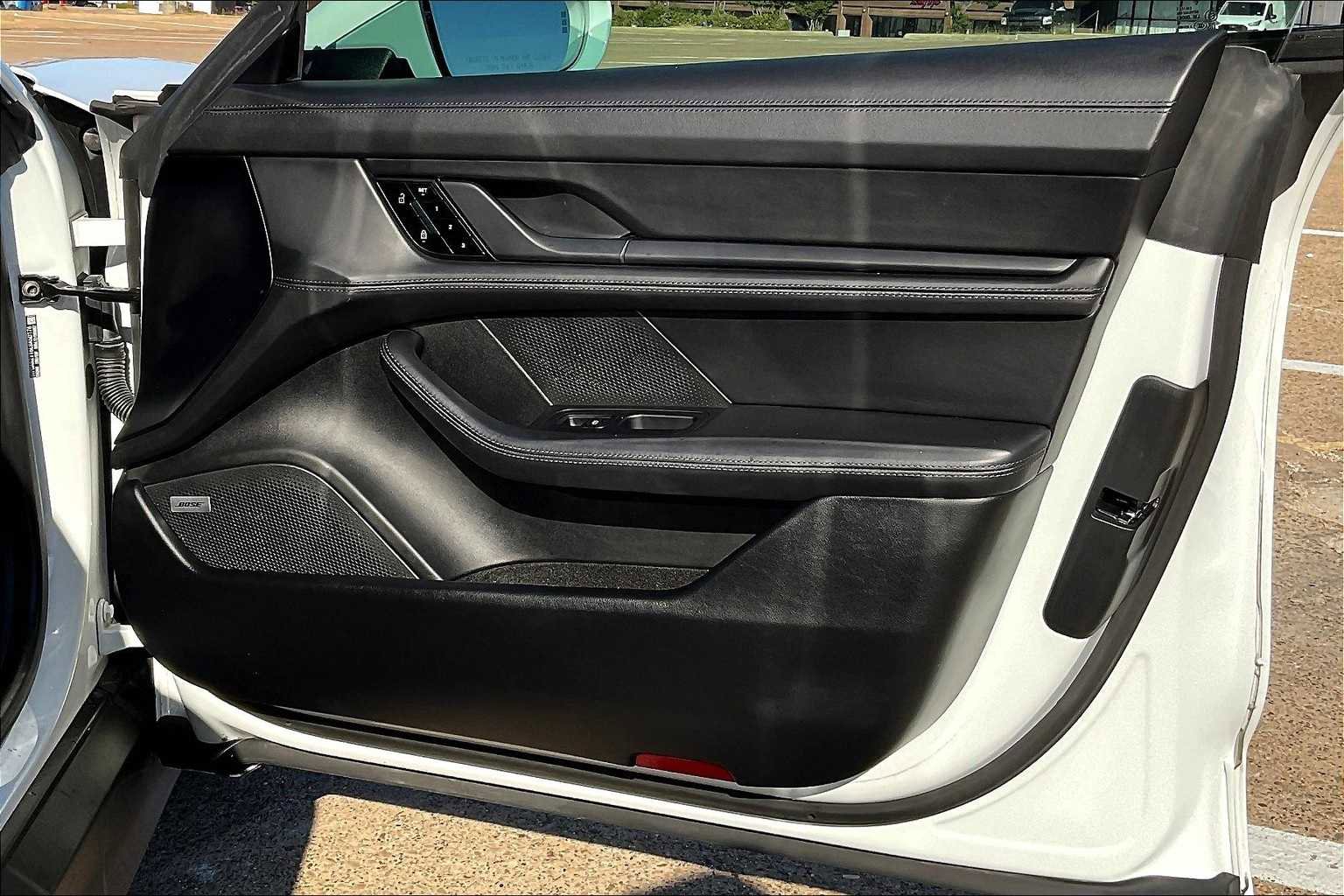 Used 2020 Porsche Taycan 4S image 27