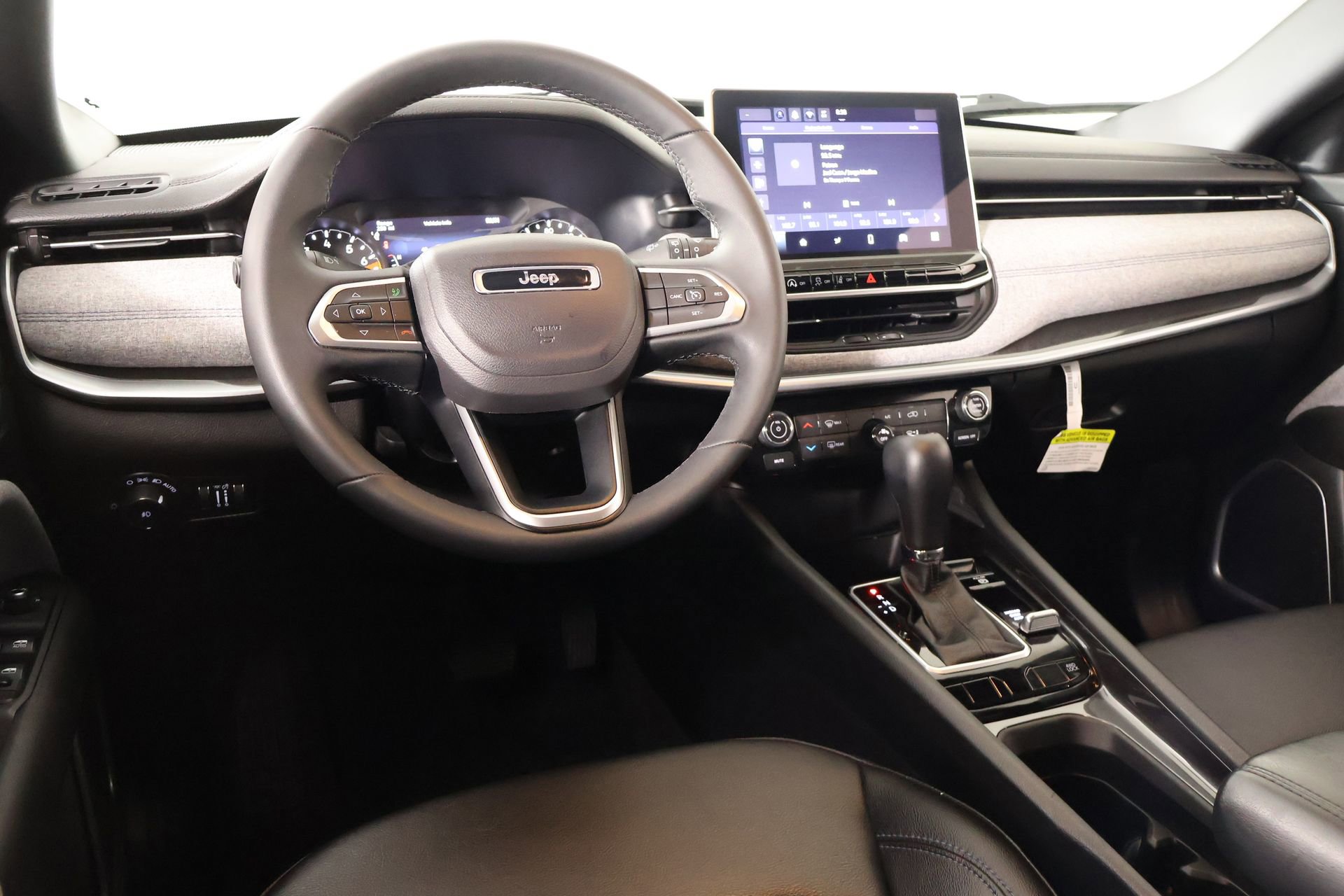 Used 2024 Jeep Compass Latitude image 2